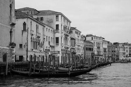 Gondoly kotvící na Canal Grande